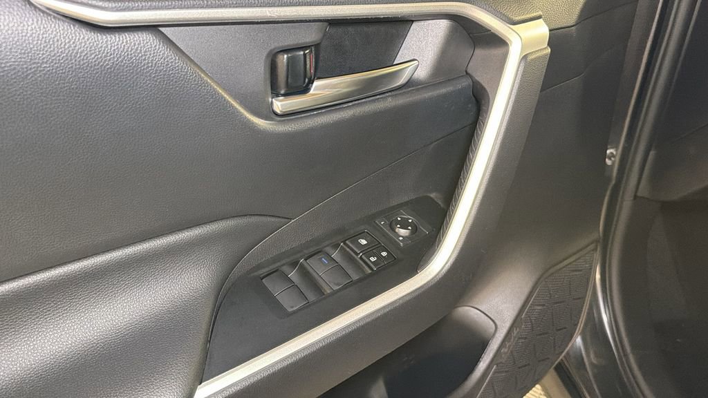 Used 2021 Toyota RAV4 XLE w/ Convenience Package image 20