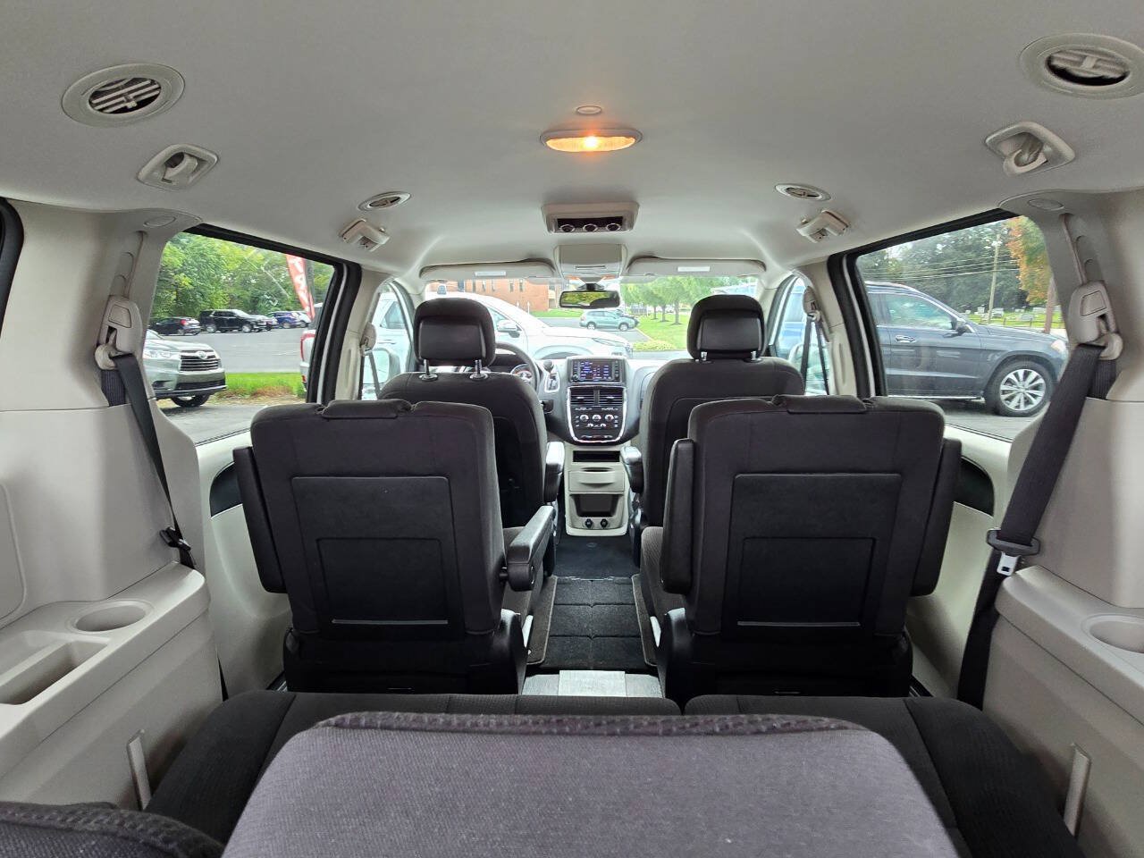 Used 2018 Dodge Grand Caravan SE w/ UConnect Hands-Free Group FWD image 24