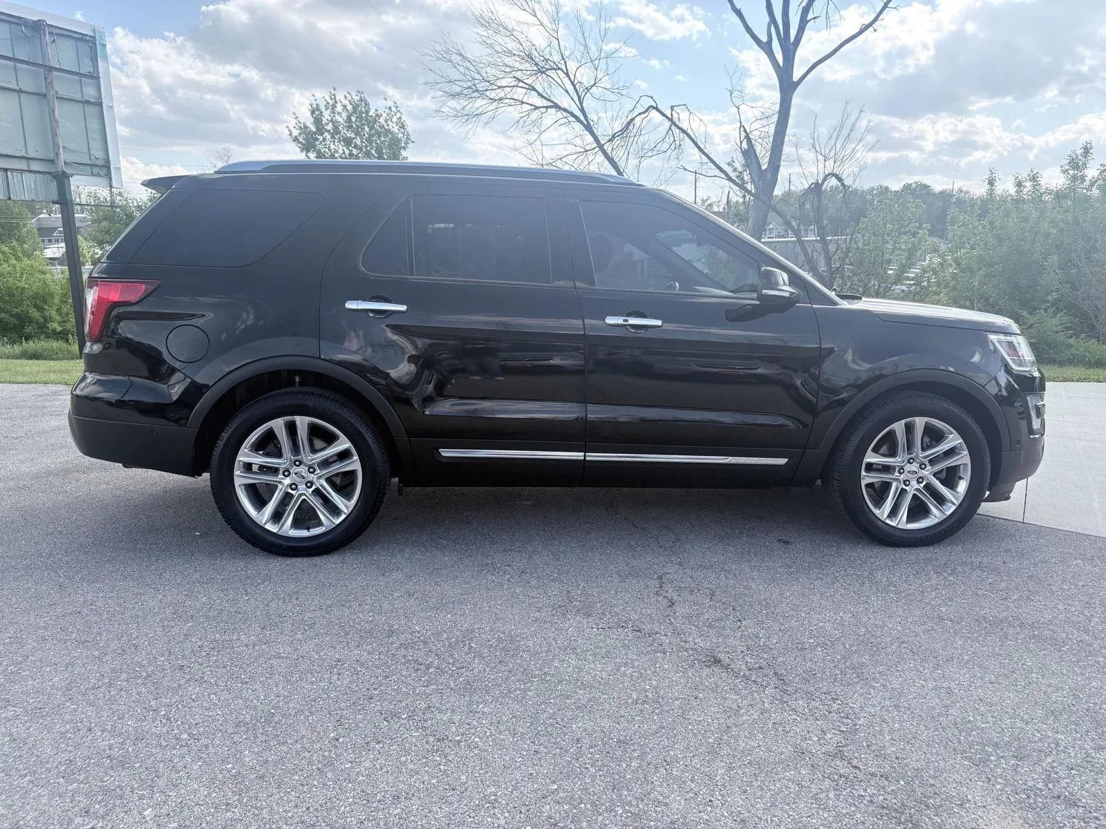 Used 2016 Ford Explorer Limited w/ Equipment Group 301A FWD image 7