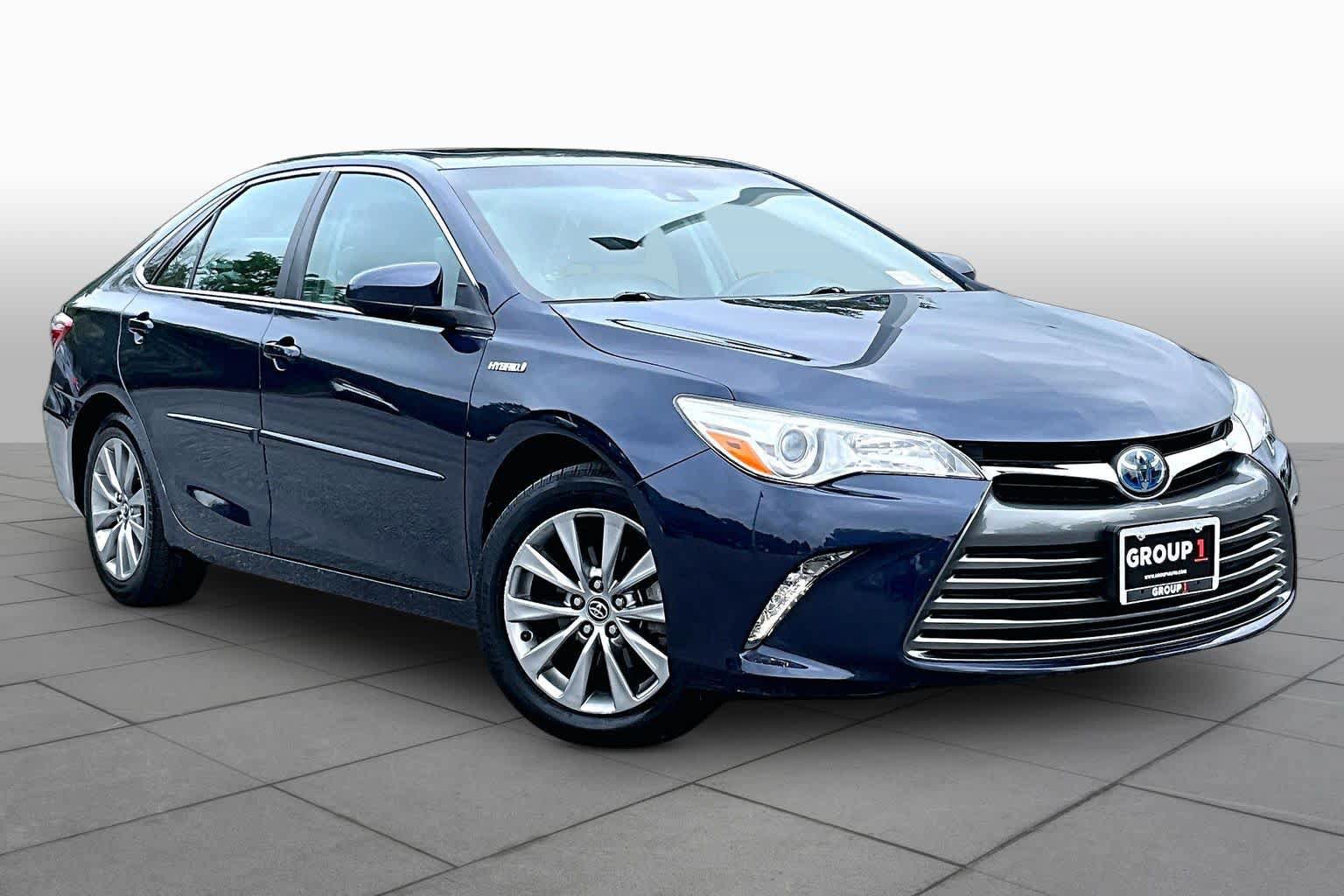 Used 2017 Toyota Camry XLE w/ Moonroof Package FWD image 3