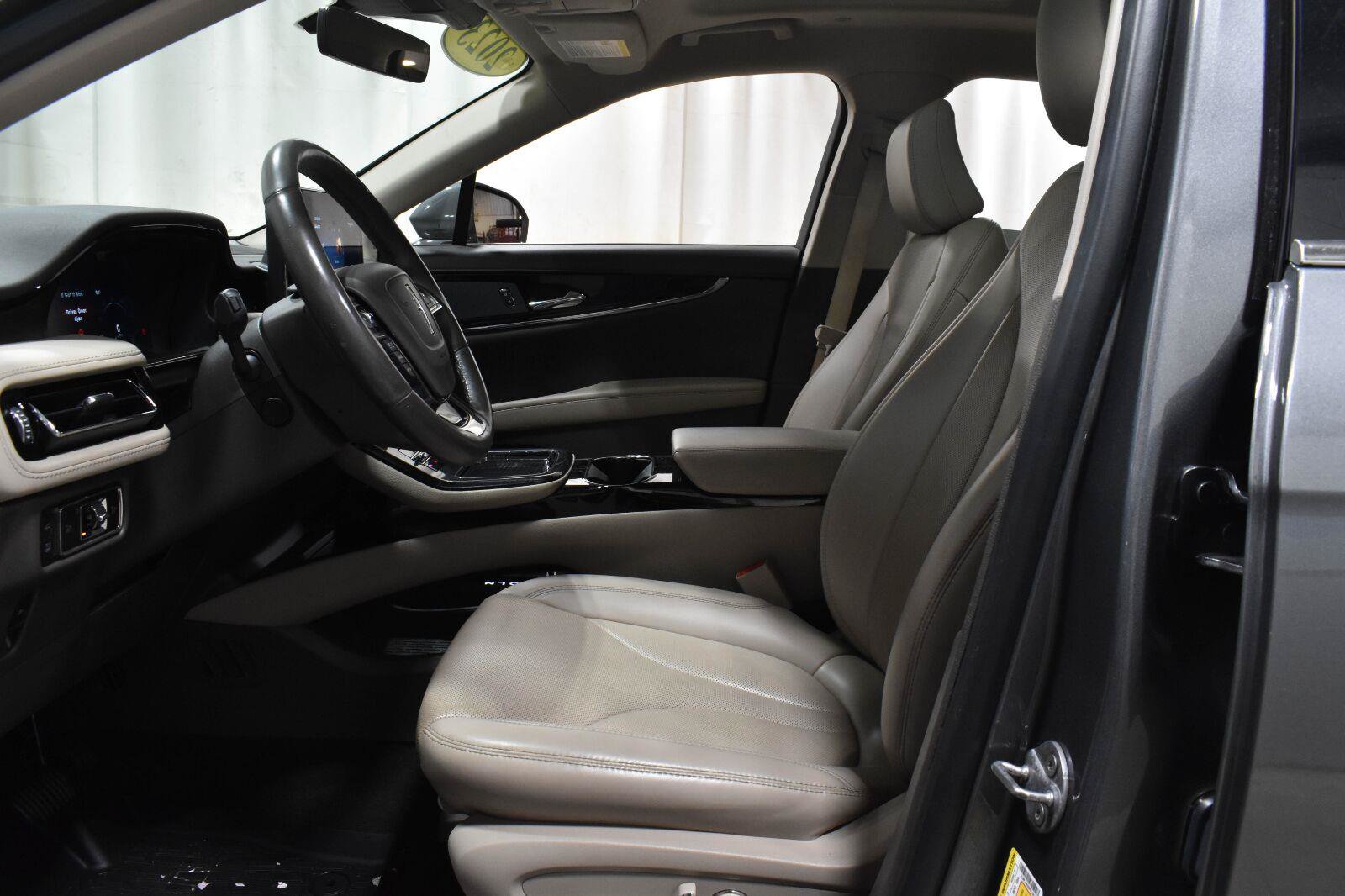 Used 2023 Lincoln Nautilus Reserve AWD/4WD image 3