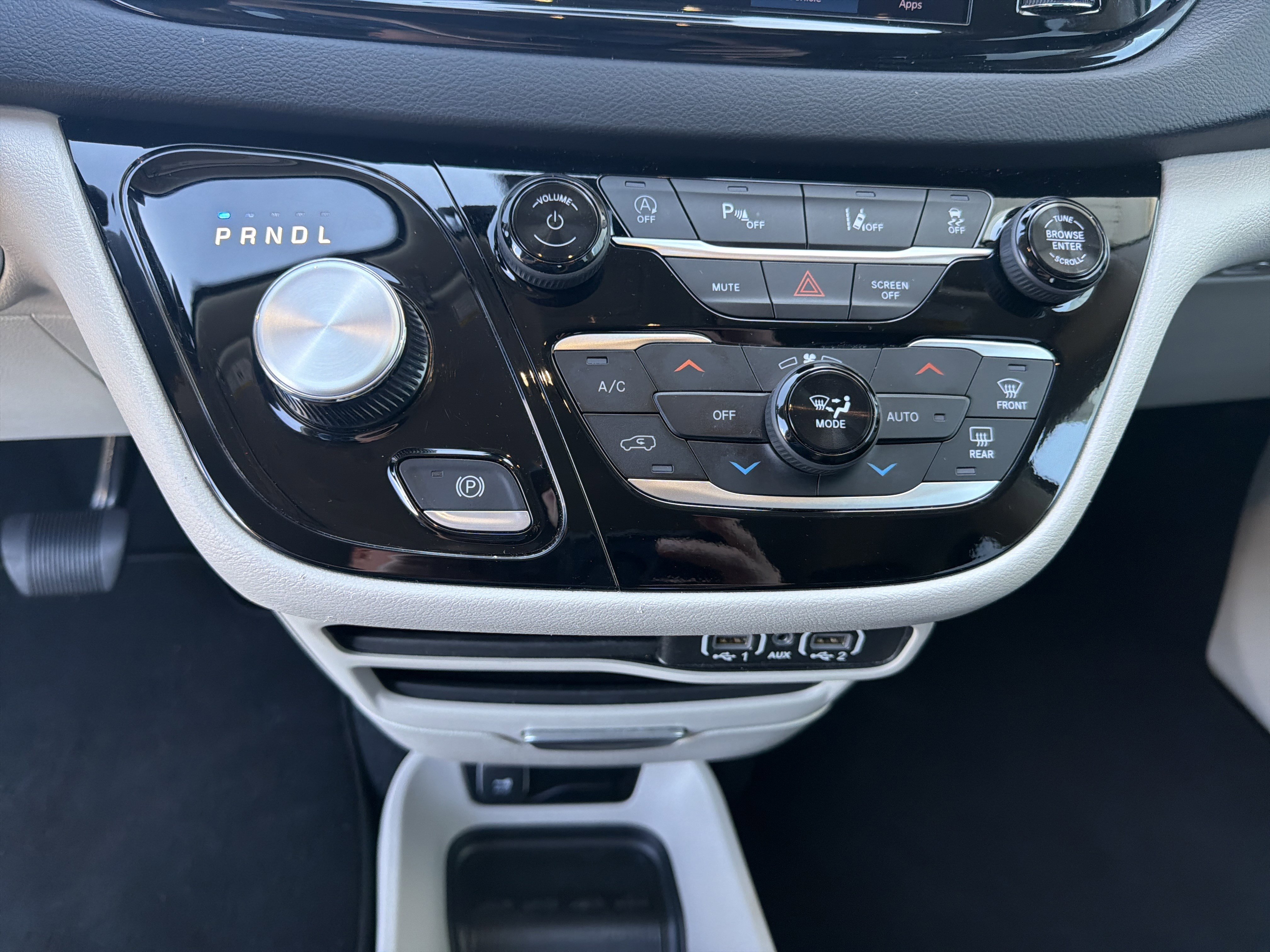 Used 2024 Chrysler Pacifica Touring-L FWD image 37