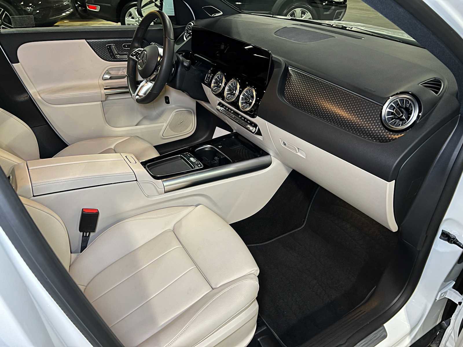 Used 2025 Mercedes-Benz GLA 250 4MATIC image 11