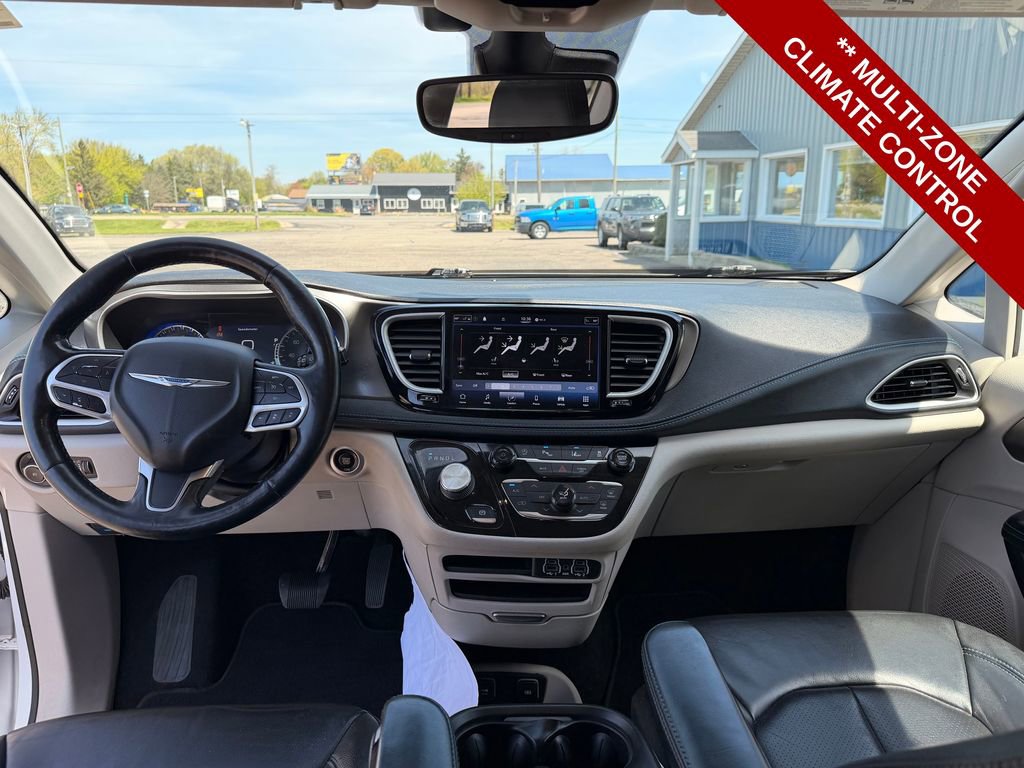 Used 2021 Chrysler Pacifica Touring-L FWD image 17