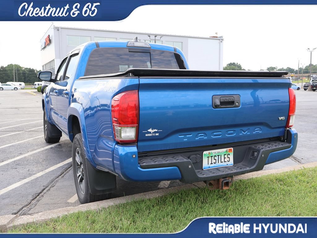 Used 2017 Toyota Tacoma TRD Sport AWD/4WD image 16