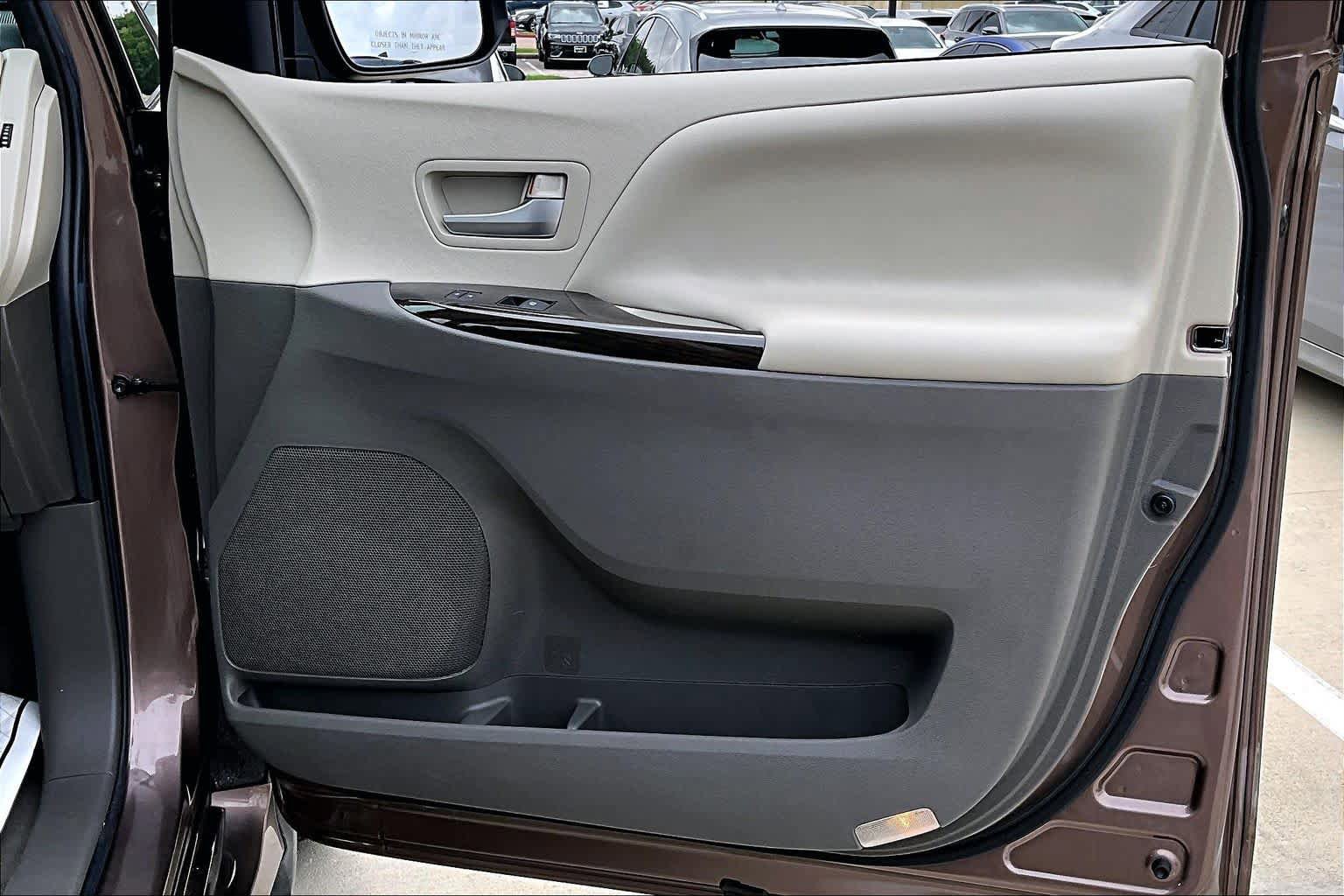 Used 2020 Toyota Sienna XLE Premium FWD image 22