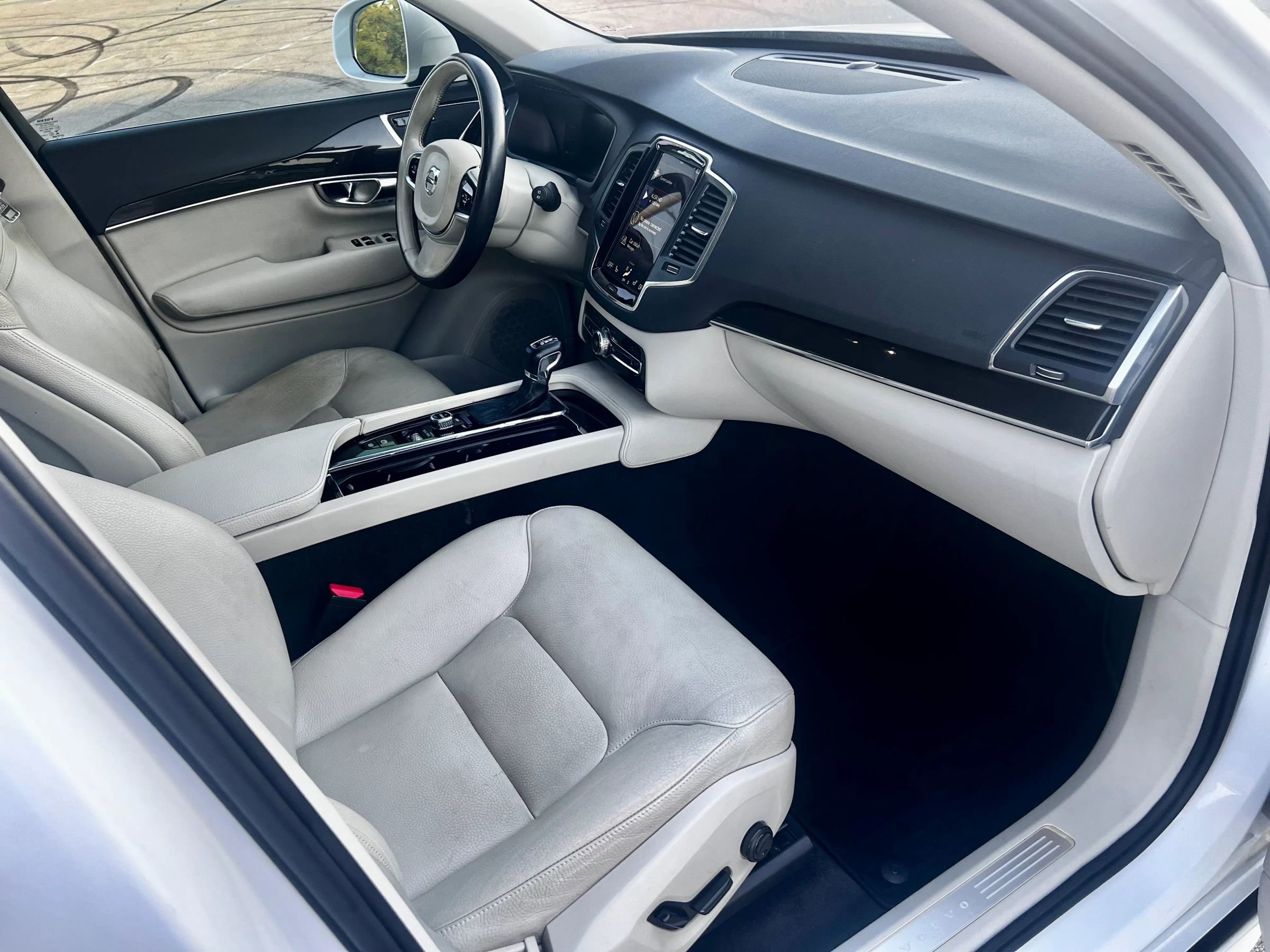Used 2017 Volvo XC90 T5 Momentum w/ Vision Package image 21