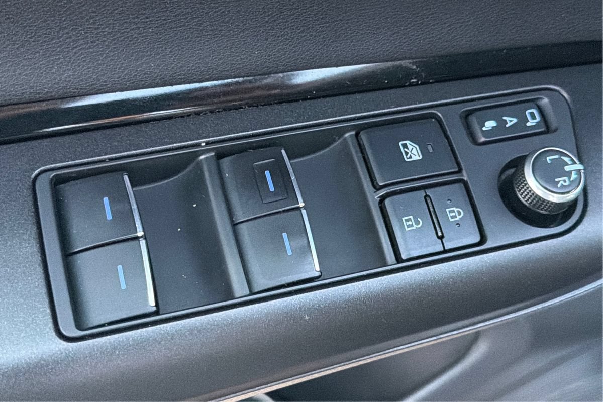 Used 2021 Toyota Venza LE AWD/4WD image 36