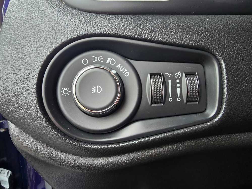 Used 2019 Jeep Renegade Latitude w/ Cold Weather Group AWD/4WD image 15