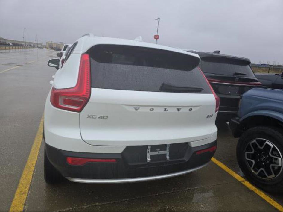 Used 2025 Volvo XC40 B5 Core image 9