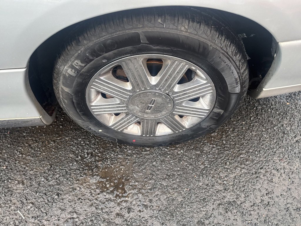 Used 2005 Lincoln Town Car Signature Limited image 22