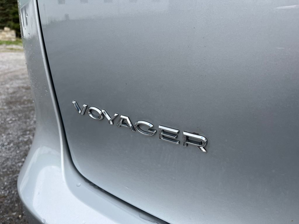 Used 2023 Chrysler Voyager LX image 7