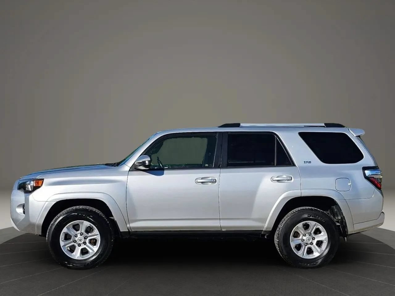 Used 2019 Toyota 4Runner SR5 AWD/4WD image 2