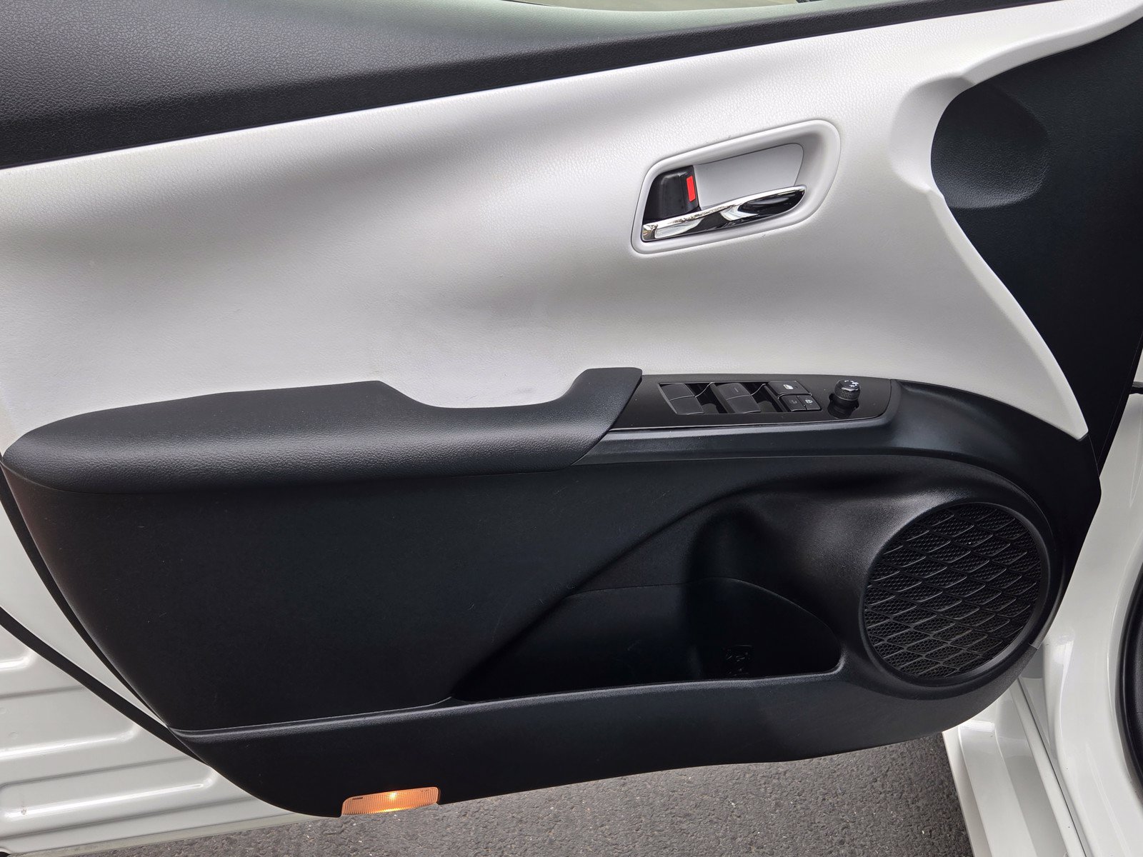 Used 2021 Toyota Prius LE w/ Carpet Mat Package (TMS) FWD image 8