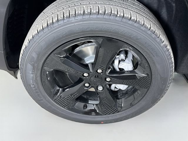 New 2025 Jeep Grand Cherokee Limited w/ Black Appearance Package image 32