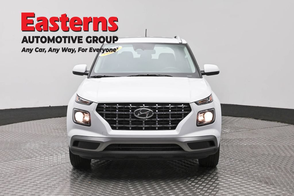 Used 2025 Hyundai Venue SEL FWD image 2