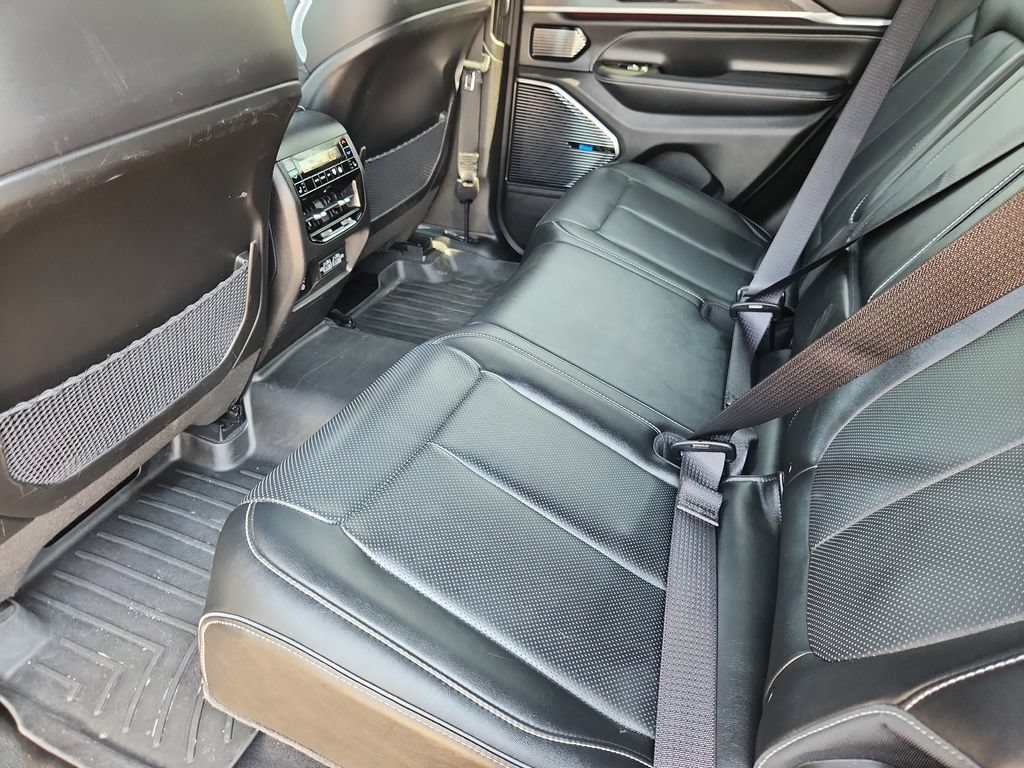 Certified 2022 Jeep Grand Cherokee Overland w/ Luxury Tech Group IV AWD/4WD image 8