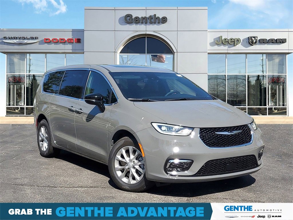 New 2025 Chrysler Pacifica Select image 1