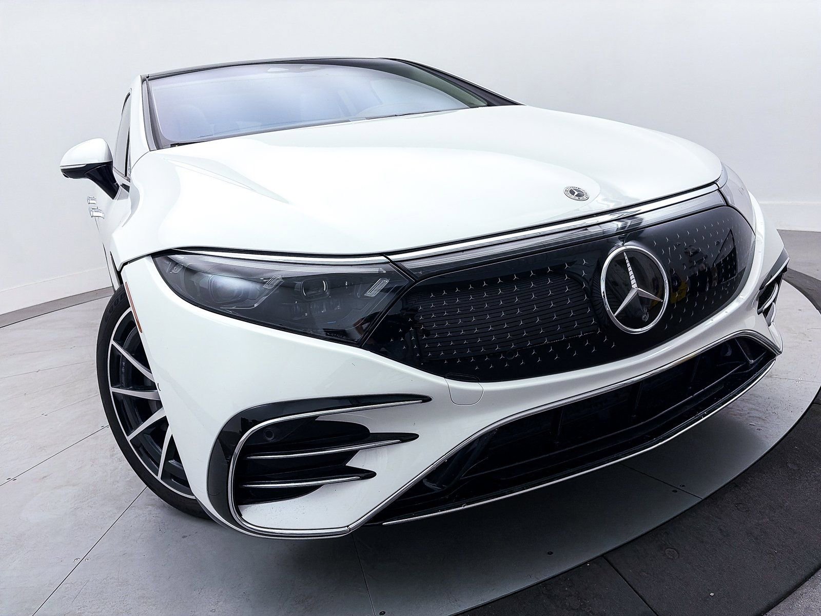 Used 2022 Mercedes-Benz EQS 580 4MATIC Sedan image 3