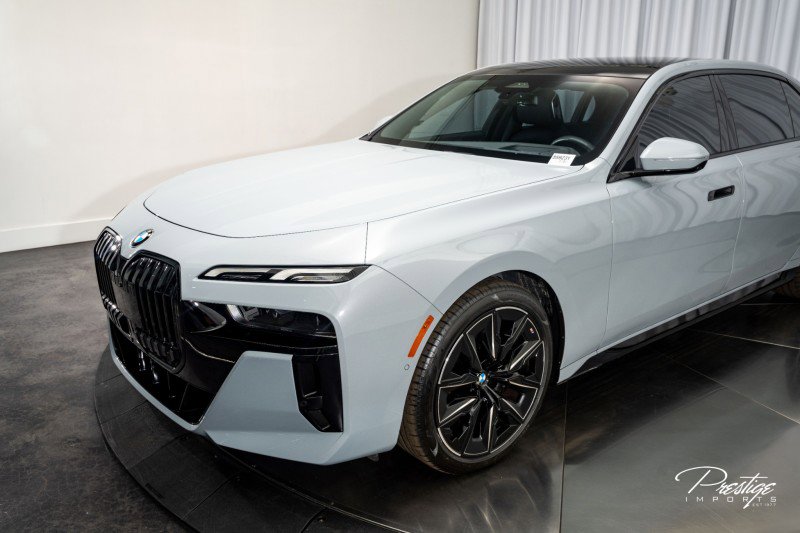 Used 2023 BMW 740i w/ Parking Assistance Package image 9