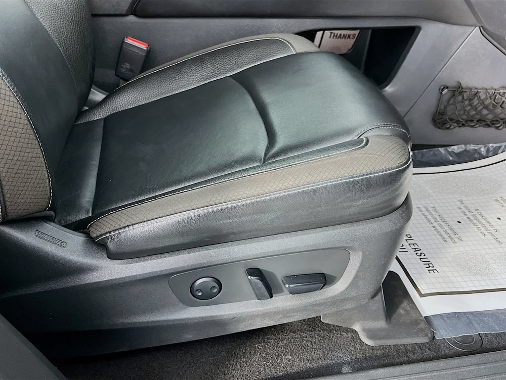 Used 2023 Nissan Pathfinder SL w/ Lighting Package (N92) FWD image 33
