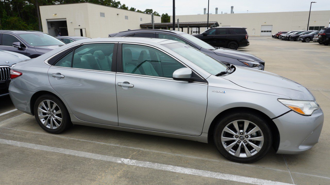 Used 2015 Toyota Camry XLE w/ Moonroof Package FWD image 4