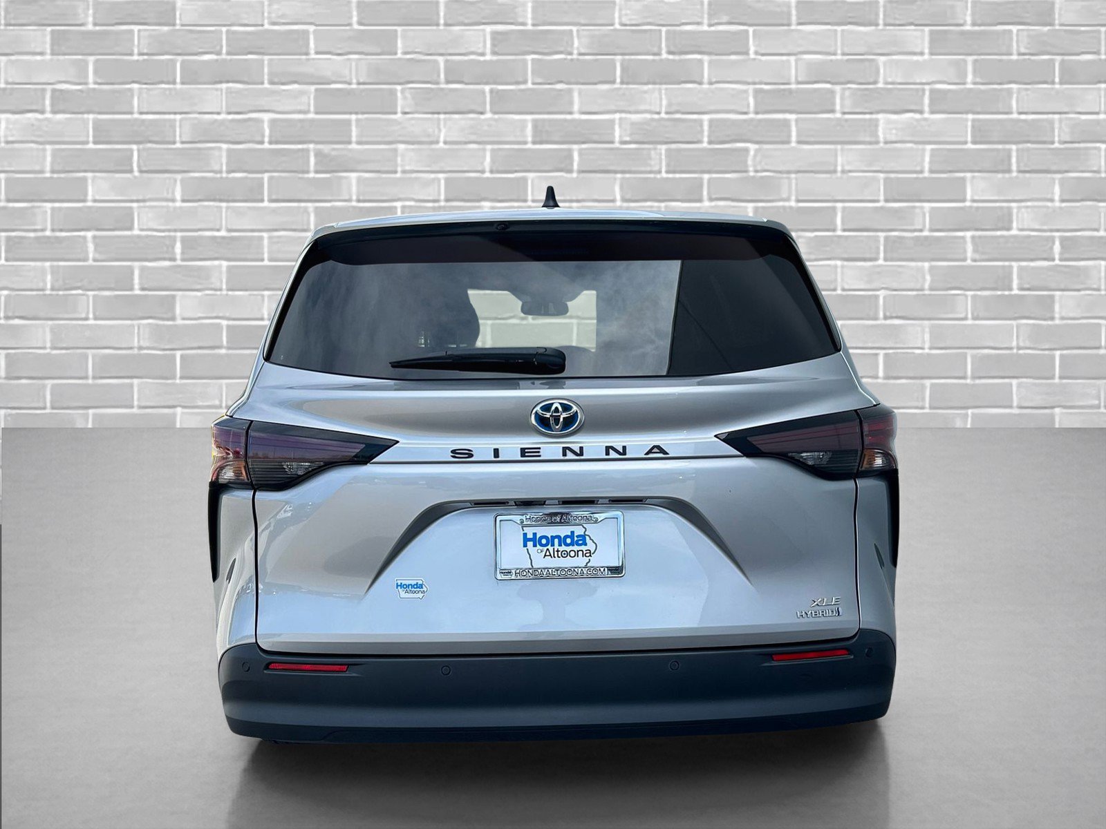 Used 2023 Toyota Sienna XLE FWD image 4