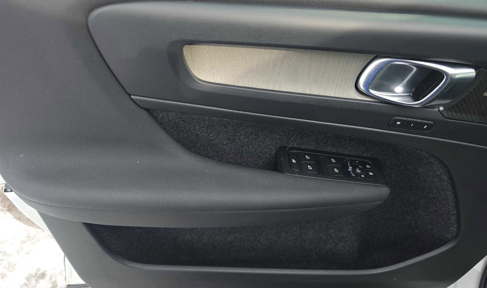 Used 2023 Volvo XC40 B4 Ultimate image 19