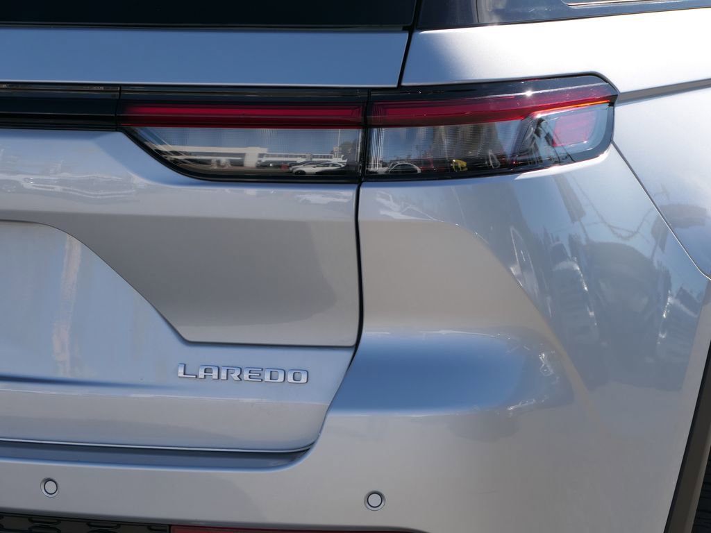 Used 2025 Jeep Grand Cherokee Laredo image 5