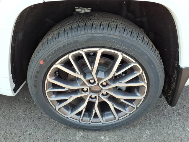 New 2026 Jeep Grand Cherokee L Summit w/ Advanced Protech Group IV AWD/4WD image 4