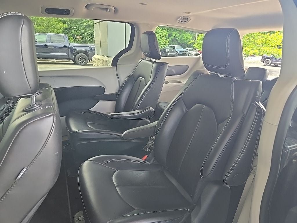 Used 2024 Chrysler Pacifica Limited FWD image 8
