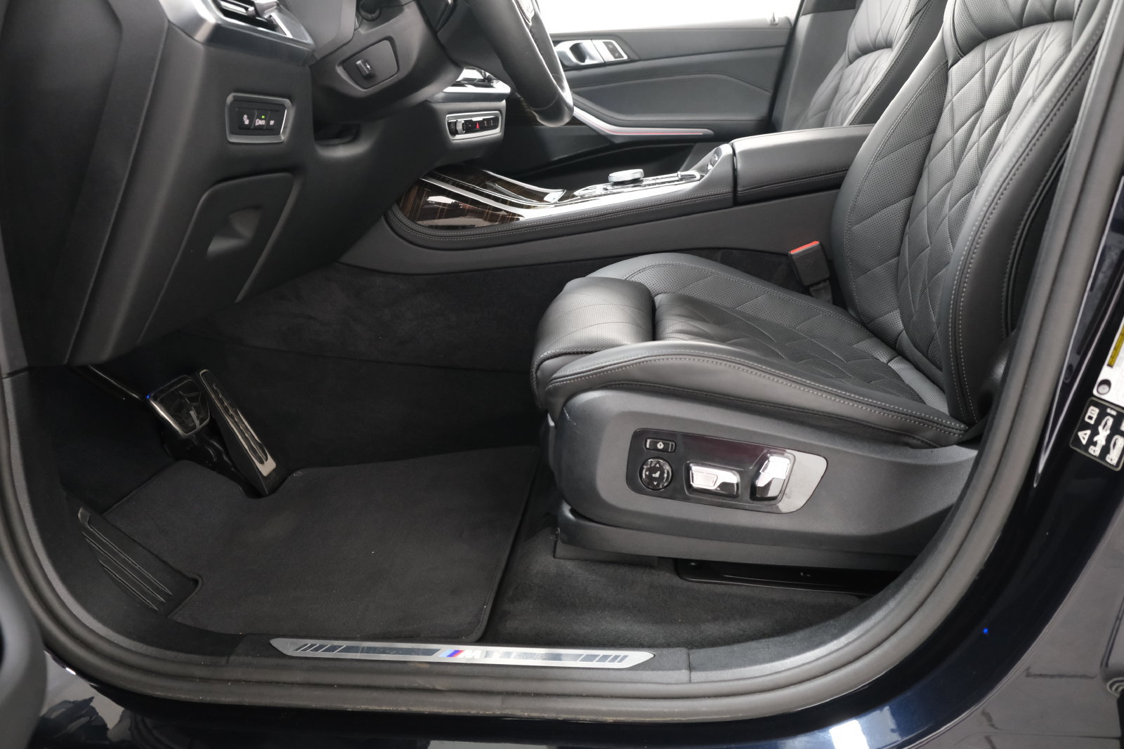 Used 2025 BMW X7 xDrive40i w/ M Sport Package AWD/4WD image 30