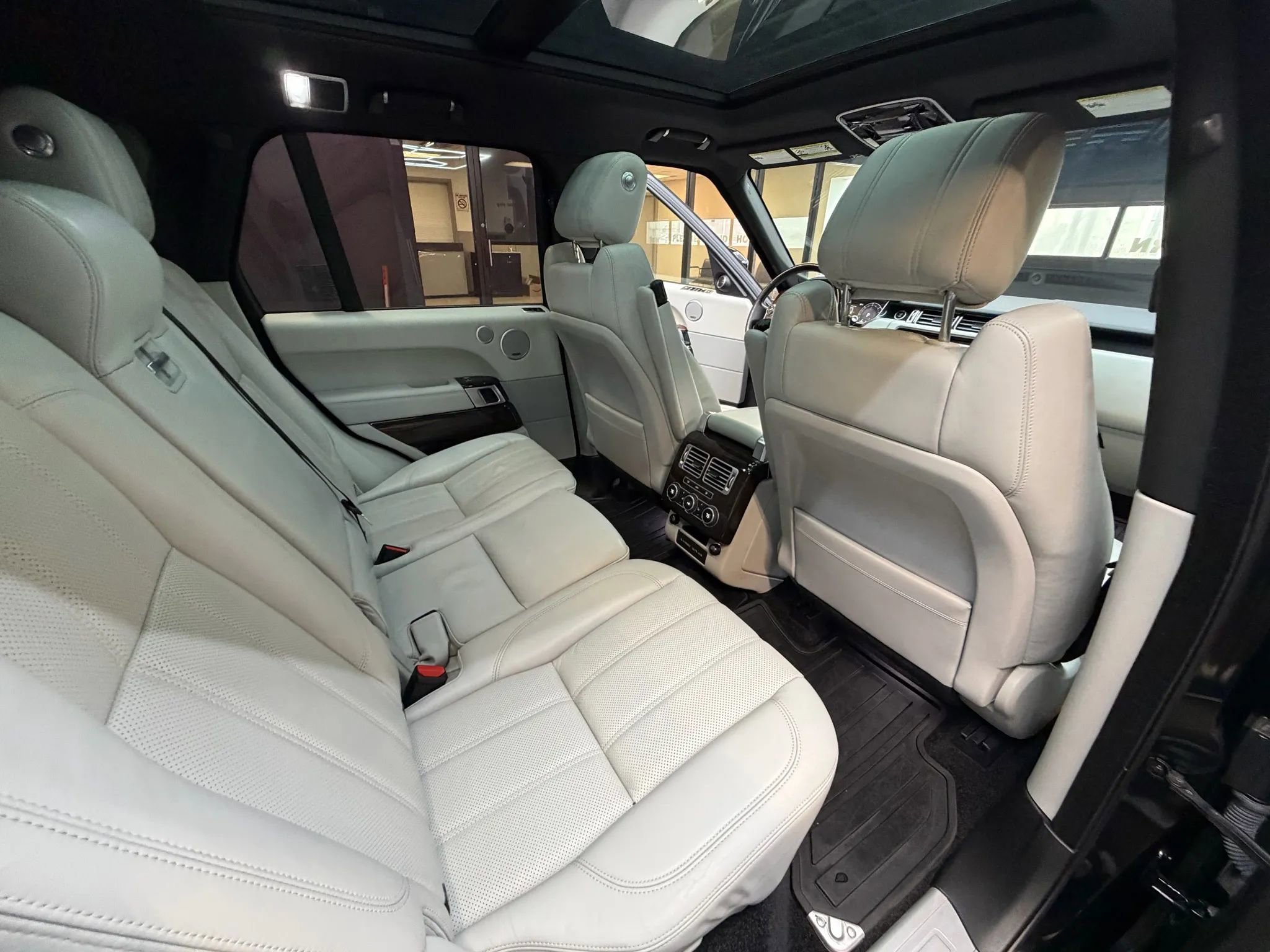 Used 2017 Land Rover Range Rover HSE AWD/4WD image 38