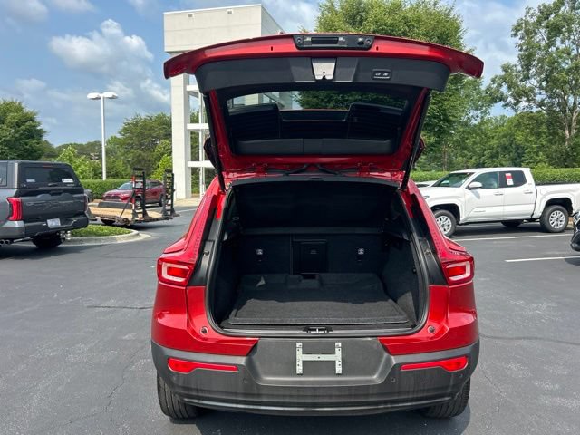 Used 2023 Volvo XC40 B4 Ultimate w/ Protection Package Premier FWD image 9