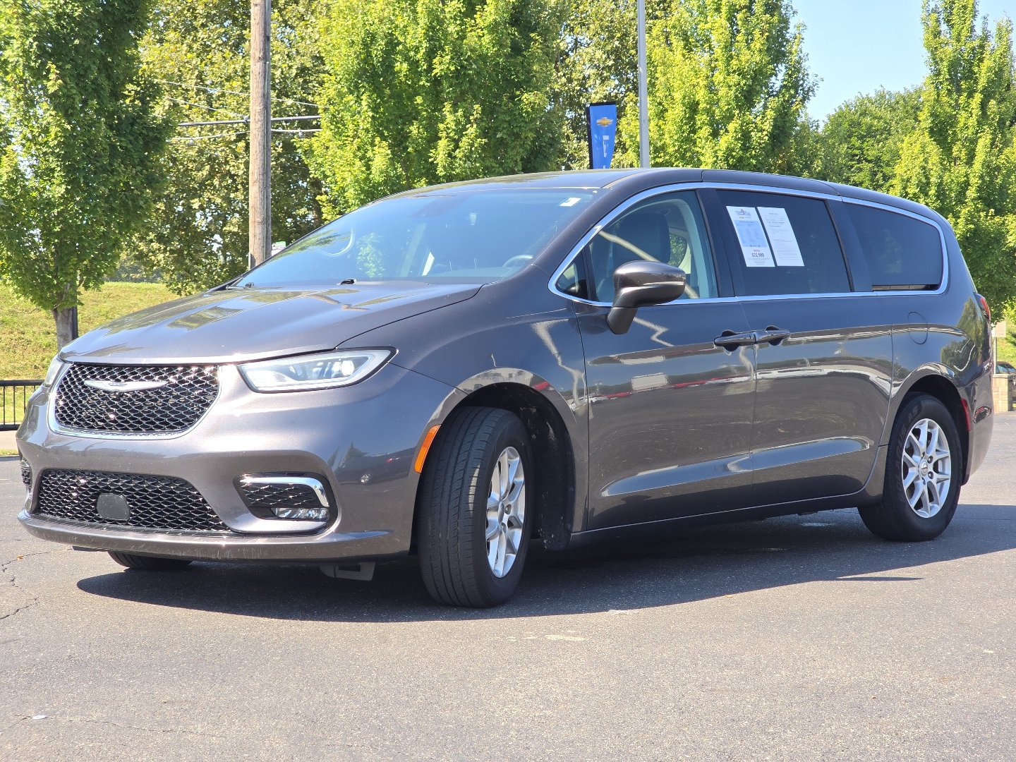 Used 2023 Chrysler Pacifica Touring-L FWD image 19