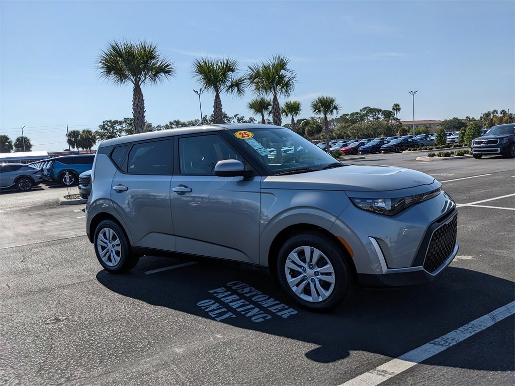 Certified 2025 Kia Soul LX image 2
