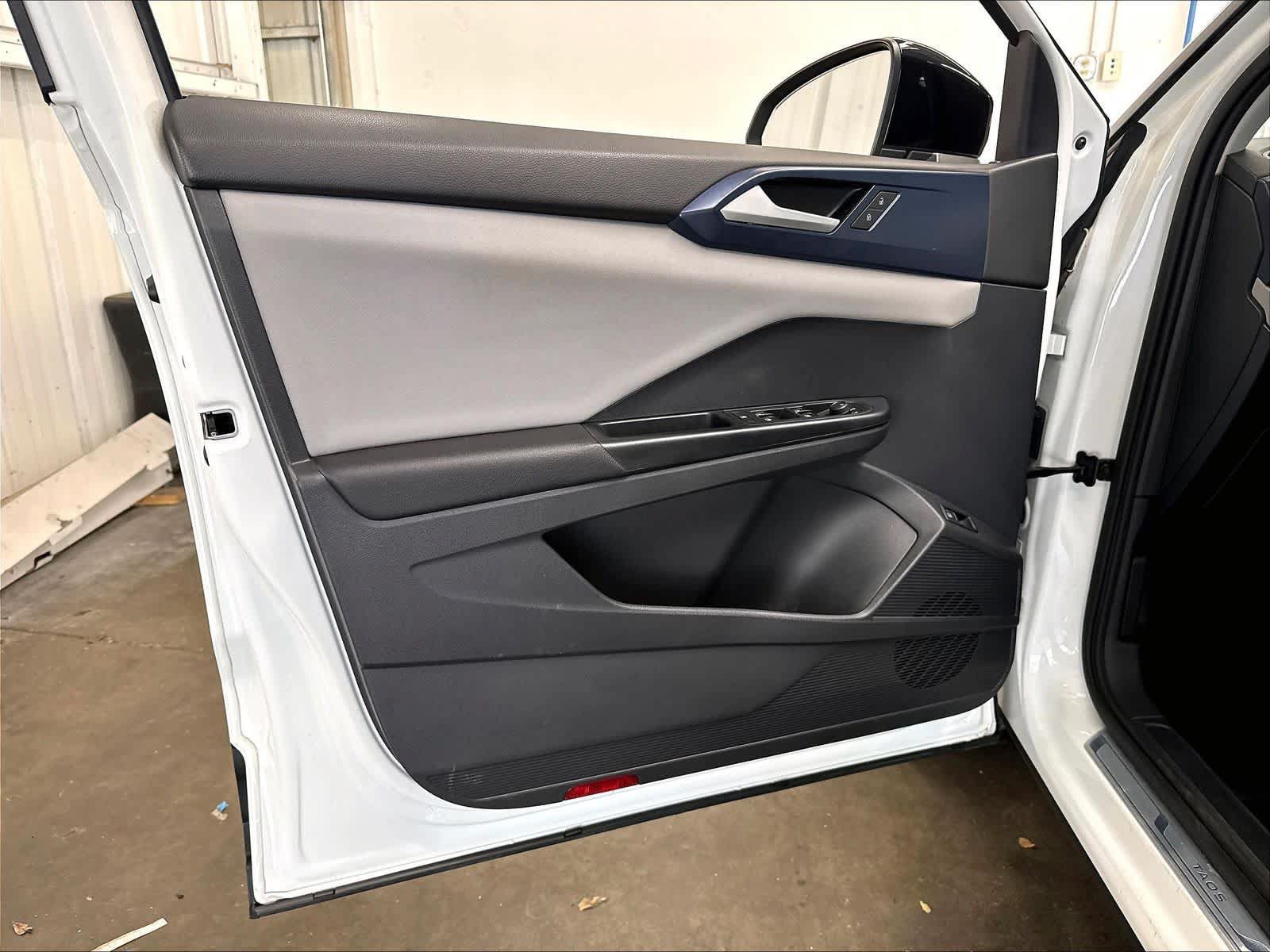 Used 2023 Volkswagen Taos SE w/ Panoramic Sunroof Package FWD image 23