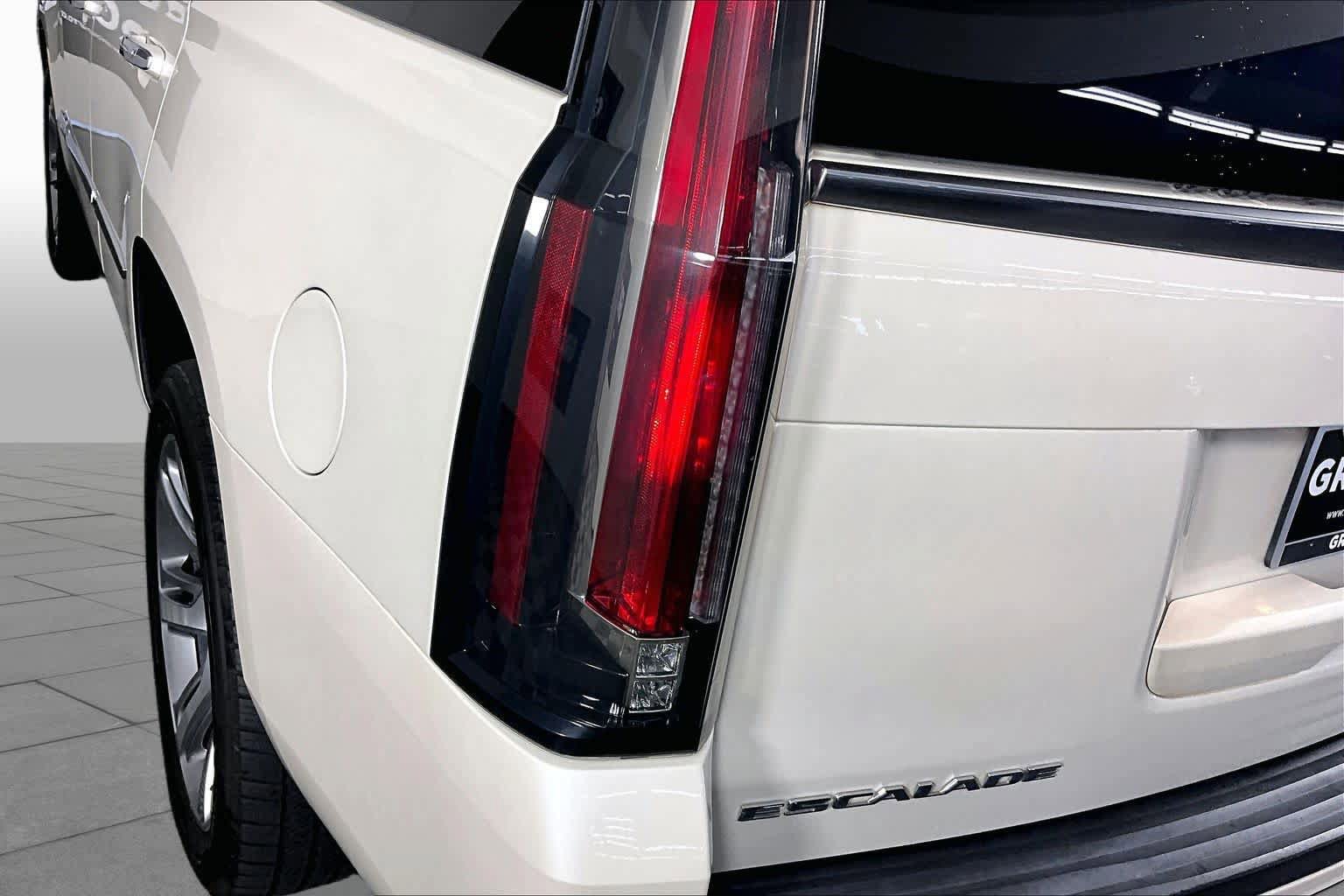 Used 2015 Cadillac Escalade Premium RWD image 27
