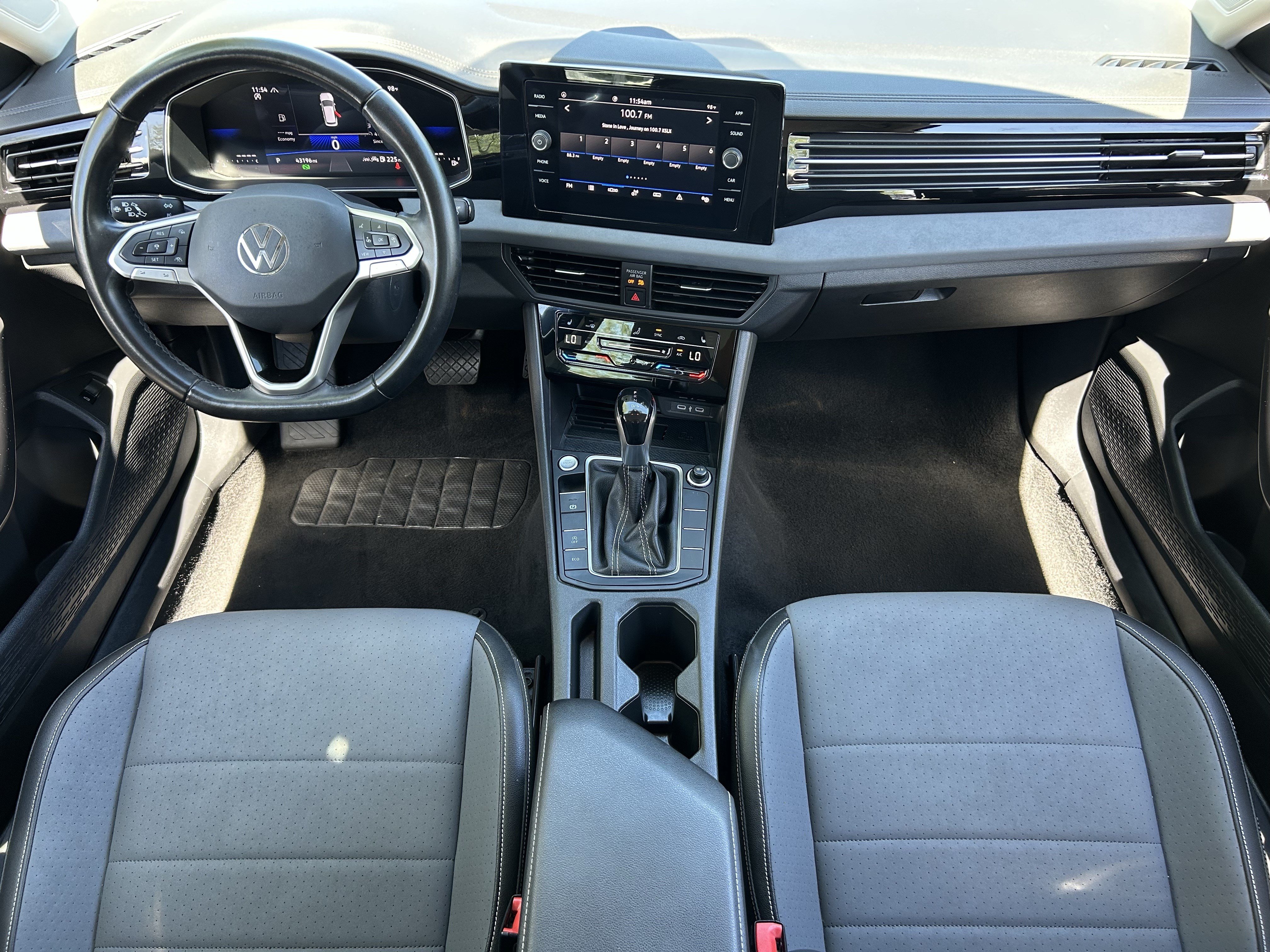 Used 2025 Volkswagen Jetta SE FWD image 13