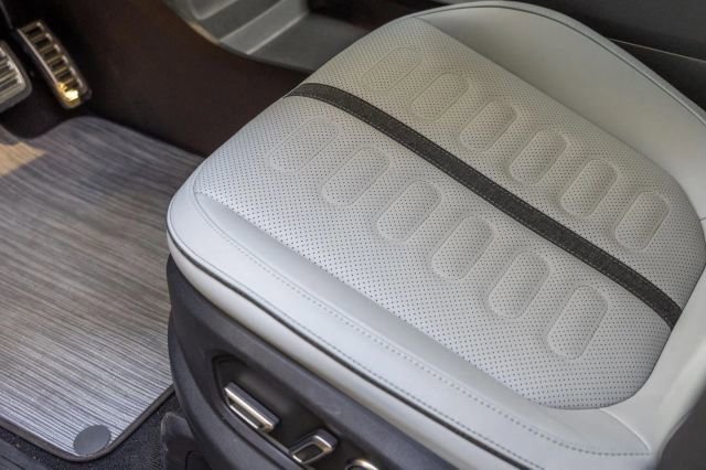 Used 2024 Rivian R1S Launch Edition image 31