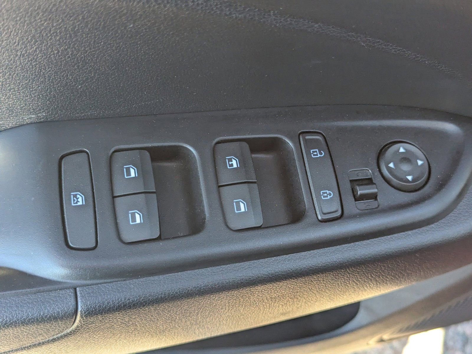 Used 2025 Hyundai Venue SE image 25