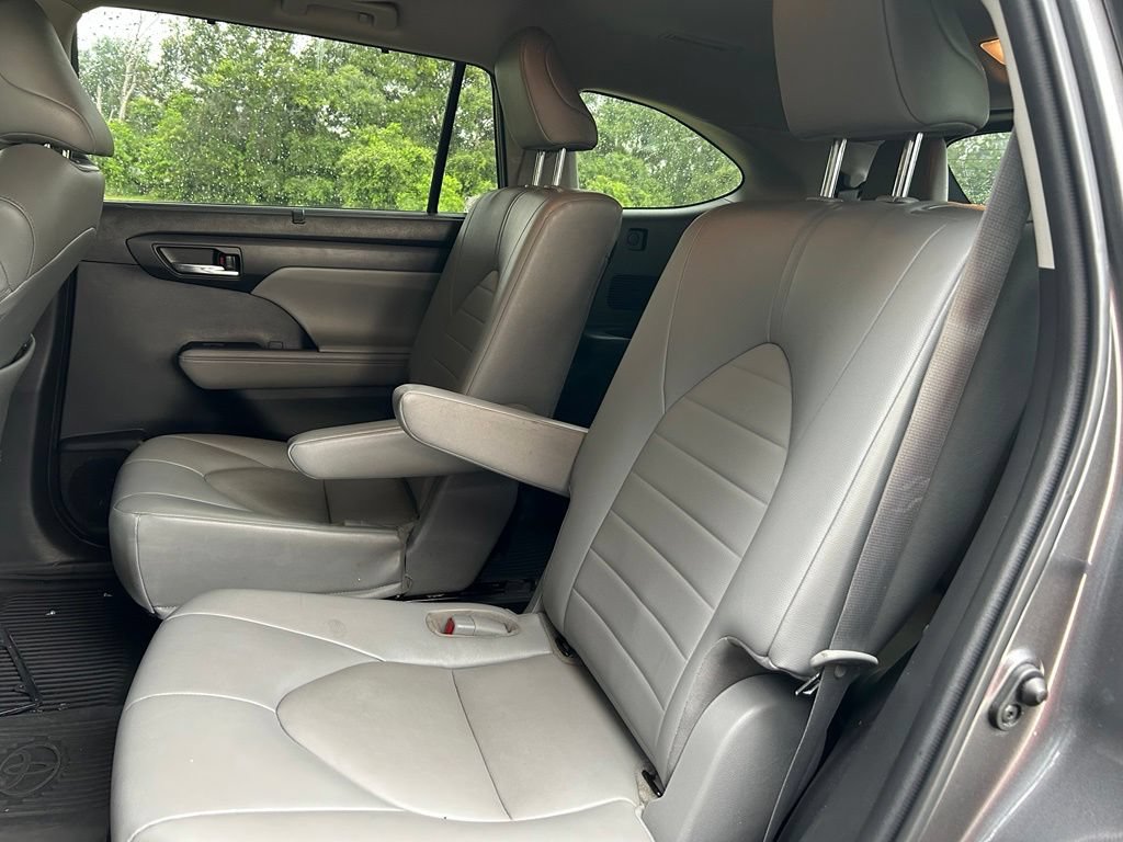 Used 2022 Toyota Highlander XLE AWD/4WD image 14