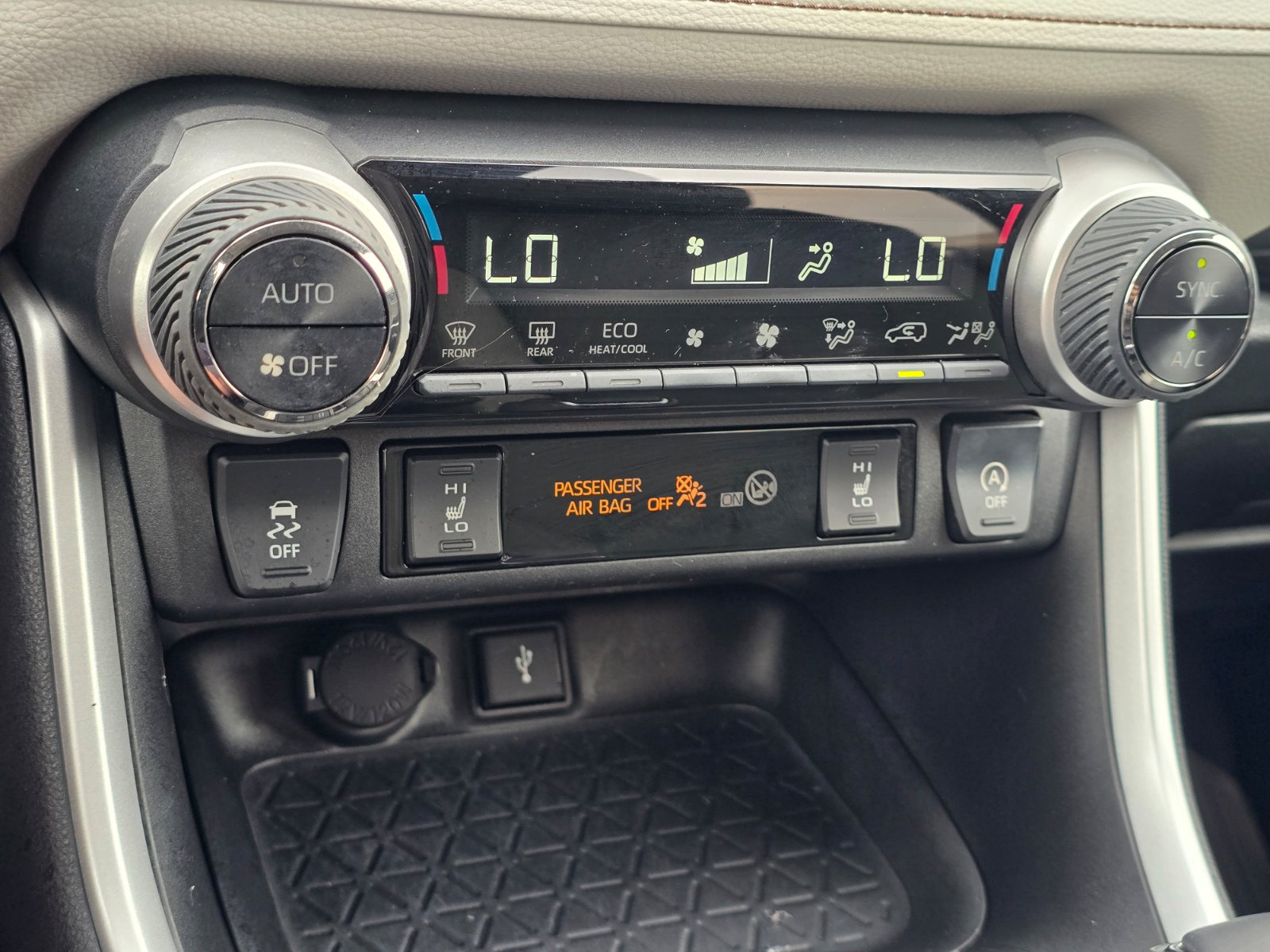 Used 2022 Toyota RAV4 XLE Premium AWD/4WD image 19