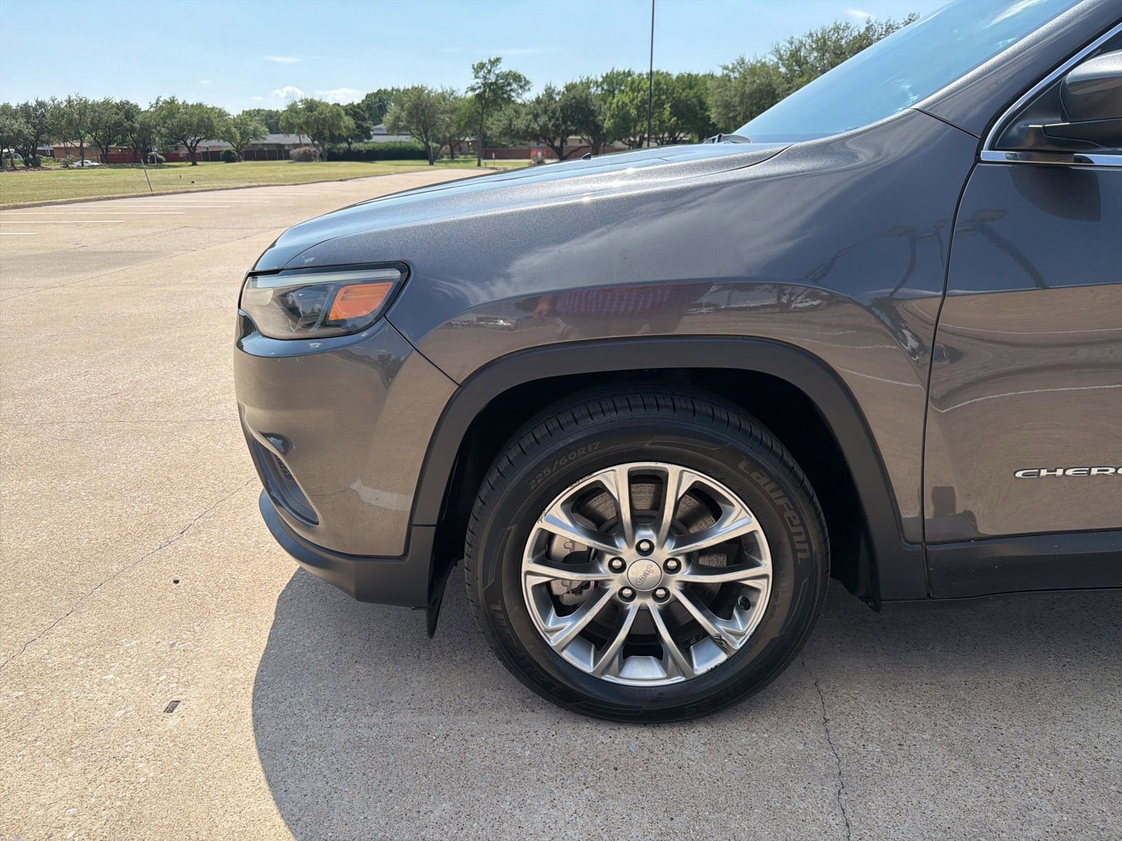 Used 2019 Jeep Cherokee Latitude Plus FWD image 4