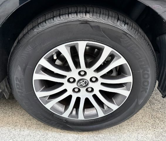Used 2018 Toyota Sienna XLE image 31