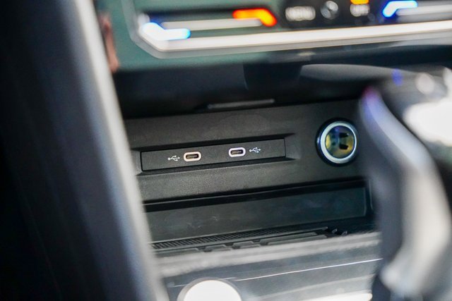 Certified 2025 Volkswagen Taos SE w/ Panoramic Sunroof Package image 17