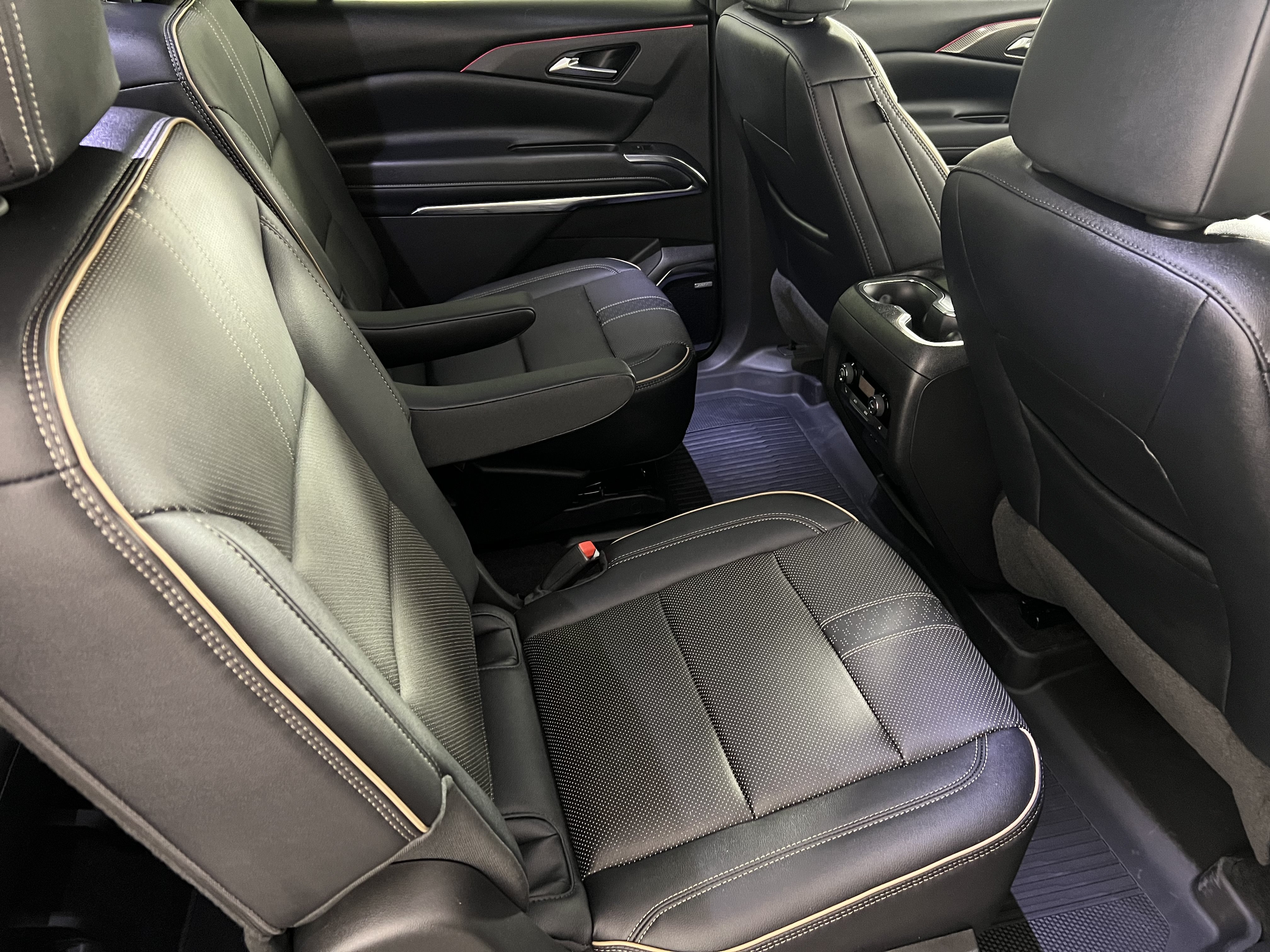 Used 2026 Chevrolet Traverse High Country AWD/4WD image 25
