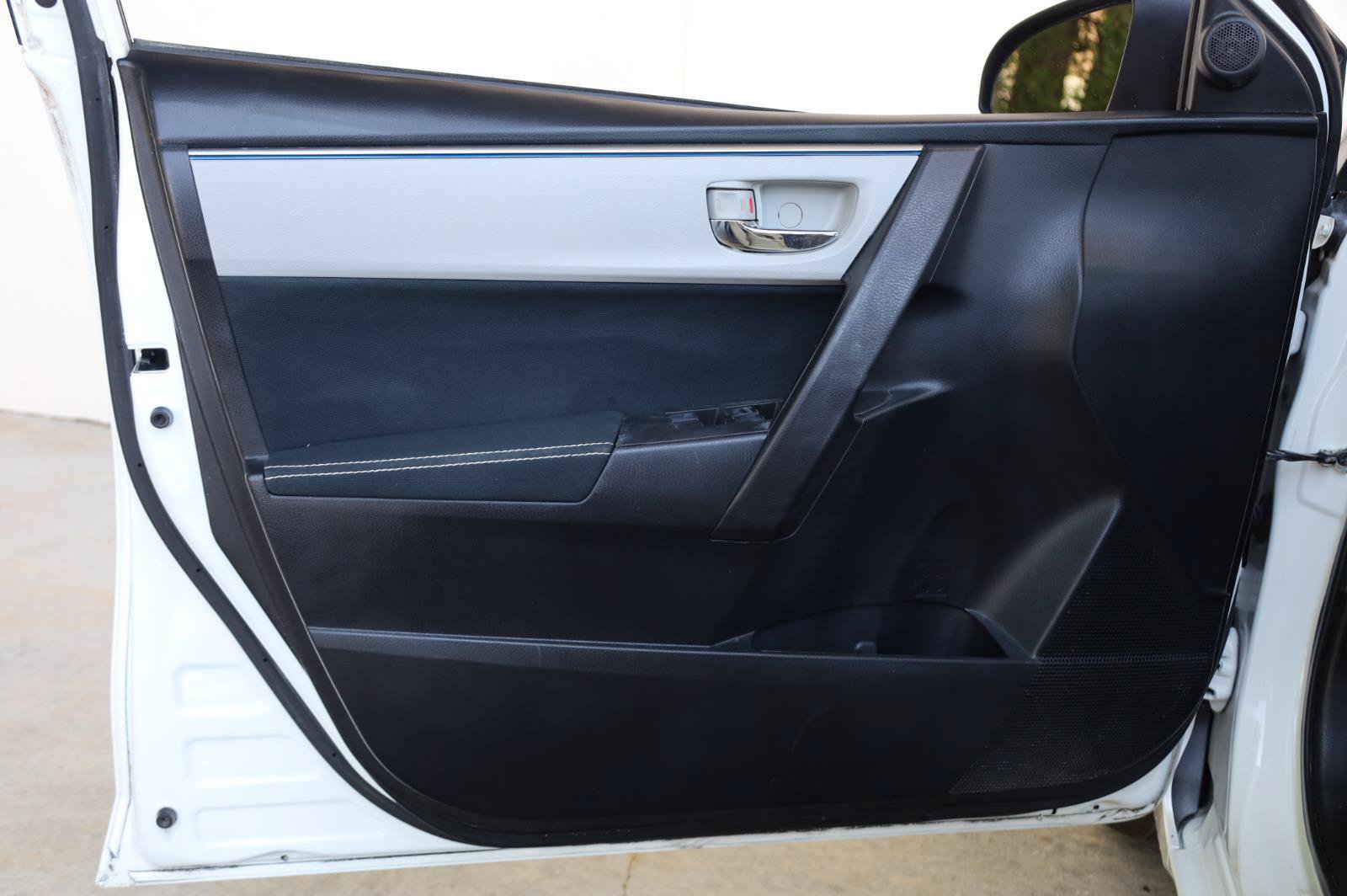 Used 2014 Toyota Corolla LE FWD image 13