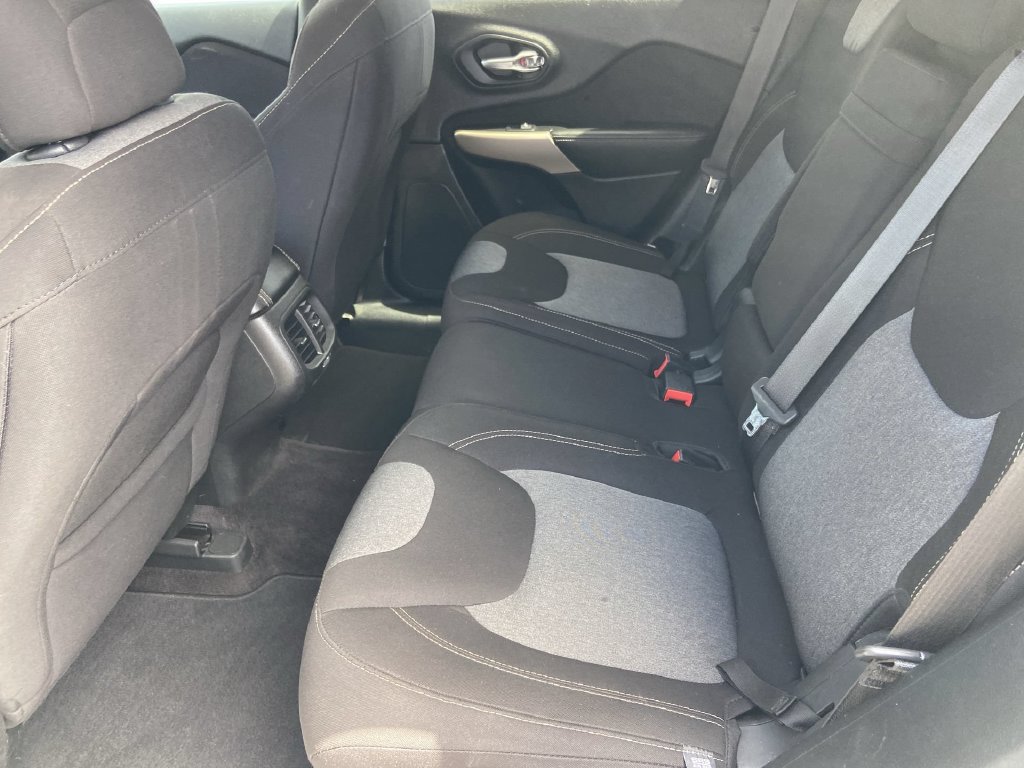 Used 2018 Jeep Cherokee Latitude w/ Safety Group FWD image 20