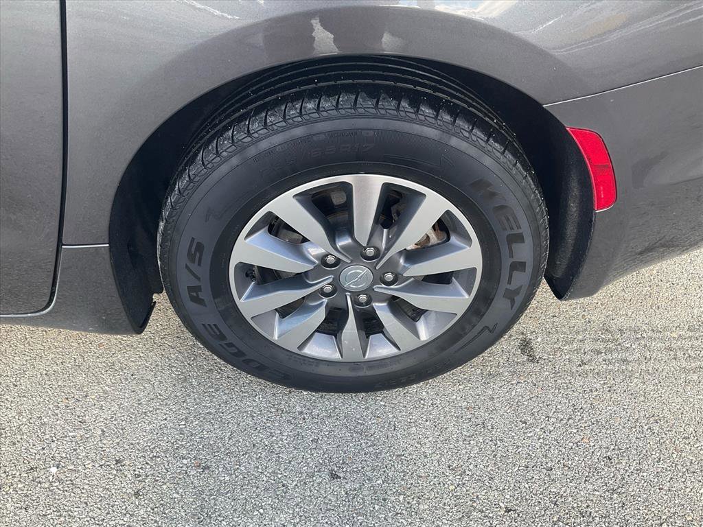 Used 2020 Chrysler Pacifica Touring w/ Cold Weather Group image 20